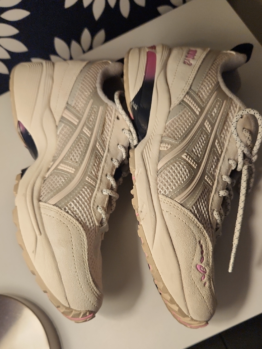 ASICS Cream Mesh Sneakers with Navy Tongue and Pink Accents 1090v2 Size 6.5M - Picture 4 of 11